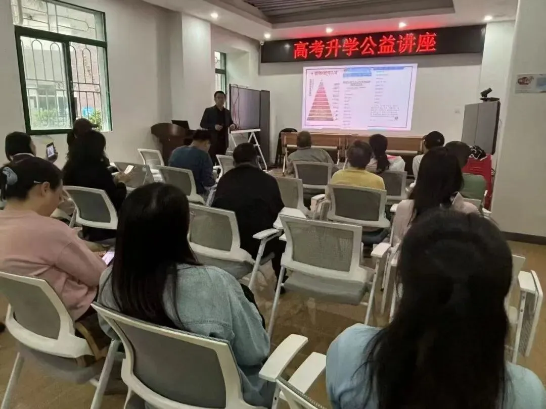 星知航走进深圳社区开展公益升学讲座 解读香港升学与身份规划 配图2